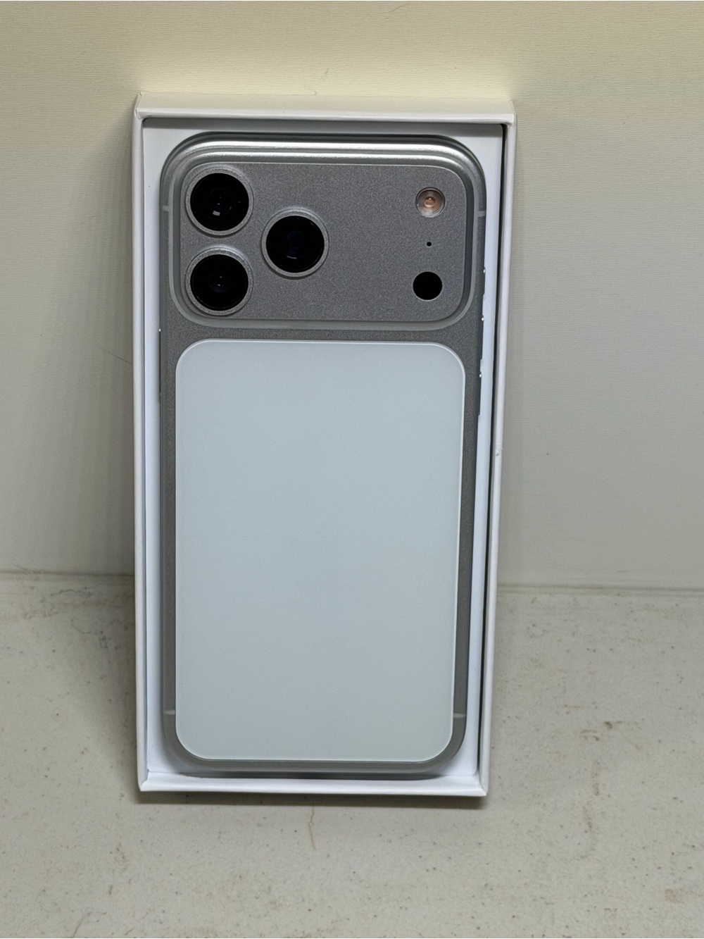 Smartphone High quality Silver & White Smartphone - Modern Dual-Tone Design 1TB
